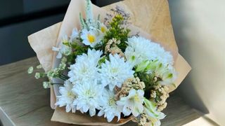 Buket sa belim cvećem