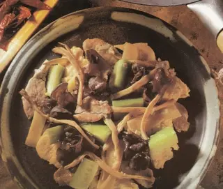 Maiale con bambù e funghi