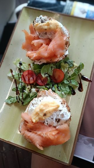 Oua Benedict cu somon fume