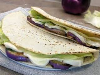 Piadina con prosciutto cotto, mozzarella, melanzane e grana