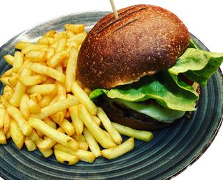 Maxi burger fatto in casa con patatine rustiche