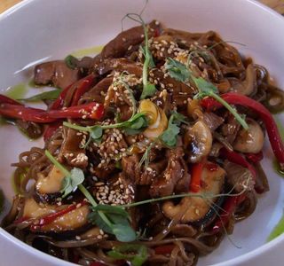 Wok (nudle) sa rostbifom 360 g