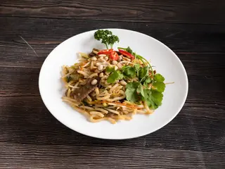 Makaron Udon smażony z wołowiną