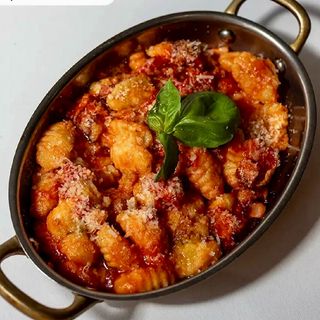 Ньокі в томатному соусі з беконом