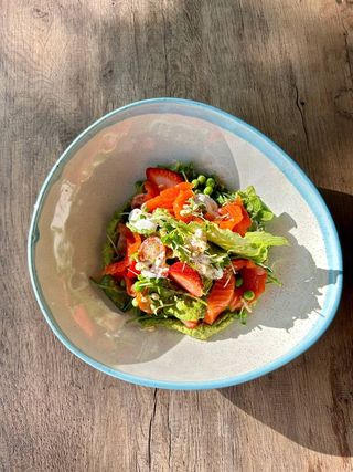 Салат з мусом авокадо та лососем