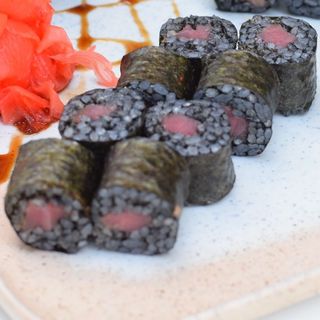 Макі з тунцем та чорним рисом ( 180 гр)
