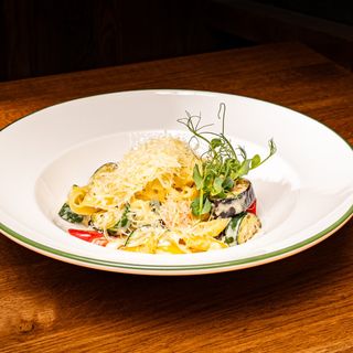 Tagliatelle cu legume  în sos cremos 