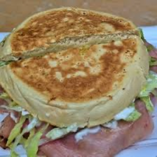 Campero la pastora,jamón,queso,tortilla francesa,bacon,alioli,