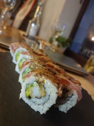 Ebi Sake Roll - krewetka w tempurze zawinięta w łososia tataki 