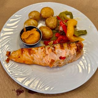 Salmón Fresco Al Carbón con salsa Americana