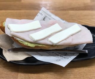 Tostada Con Crema De Aguacate Más Pavo Y Queso Fresco