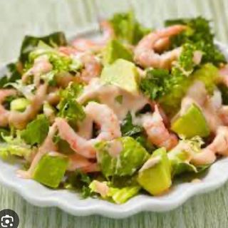 Ensalada mezclum con Gambas a la plancha, Aguacate y Salsa Rosa