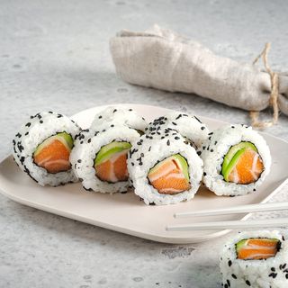 213. Salmón Roll