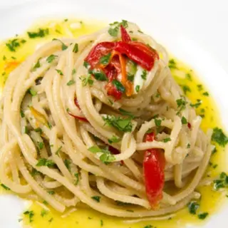 Pasta con ajo , aceite y guindilla 