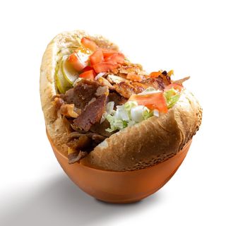 XL Kebab w Bułce z Surówką 