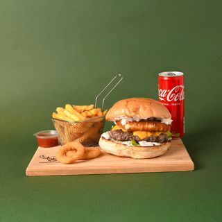 Special burger, pomfrit i Coca-Cola