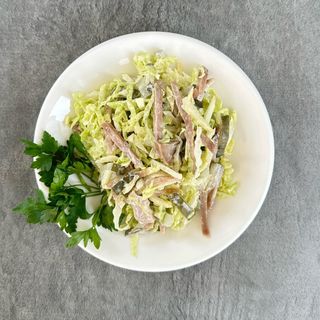 Салат з язиком і пекінською капустою (150г)