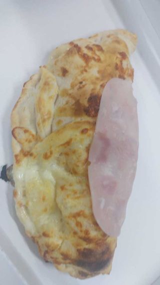 Calzone classico fritto con prosciutto e mozzarella