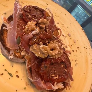 Tosta de Tomate Seco e Presunto