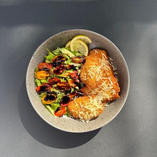 Escalope de poulet à la milanaise,  mescun de salade au balsamique 