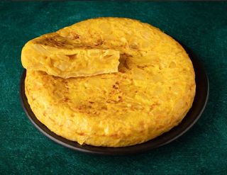 Tortilla de patata con cebolla caramelizada