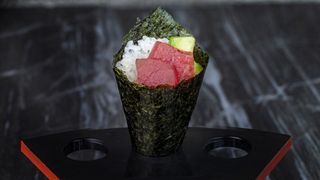 52. Temaki tonno avocado