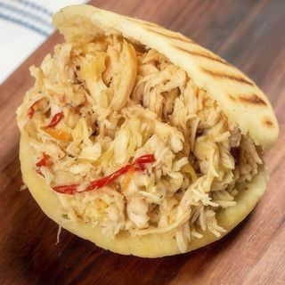 Arepa De Pollo Mechado Y Salsa Rosa