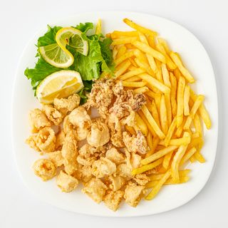 Pržene lignje s pomfritom