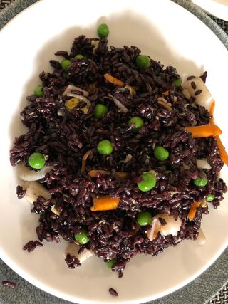 85. Riso nero con frutti di mare