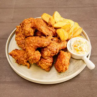 Intero di un pollo fritto con la salsa di soia 0.9-0.95 kg