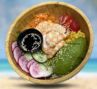Poke bowl de arroz con verduras y gambas