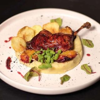 Качина ніжка з трюфельним пюре та запеченими сливами