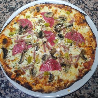 Pizza Romana,tomate,queso,salami,jamón, champiñones y Guindilla 