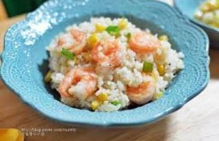 Riso saltato con gamberi e verdure