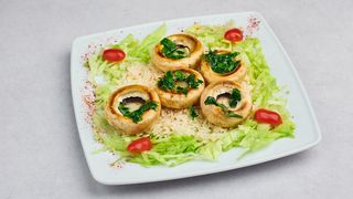 Pieczarki z grilla z ryżem i sałatą