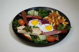 Сет з ковбасками, картоплею фрі, пікантним соусом та свіжими овочами (420г)