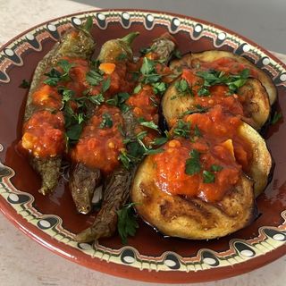 Пържени чушки с патладжан и доматен сос