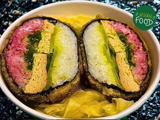 Duży burger sushi z wędzonym serem Tofu