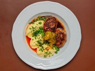 Курячі котлети з пюре і горошком