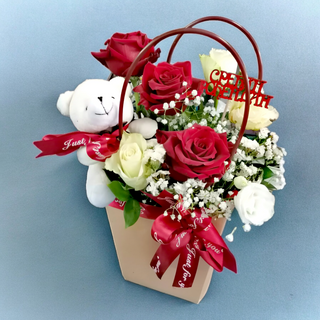 Torbica sa plišanim medom i ružama