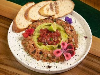Тартар з лосося та авокадо (290g)