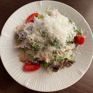 Ensalada De Cebolla Fina Y Parmesano Con Katsuobush