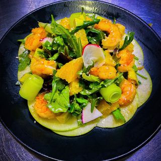 ციტრუსის სალათი კრევეტებითა და რუკიოლაღი