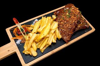 Coaste de porc la cuptor cu cartofi prăjiți și sos barbeque