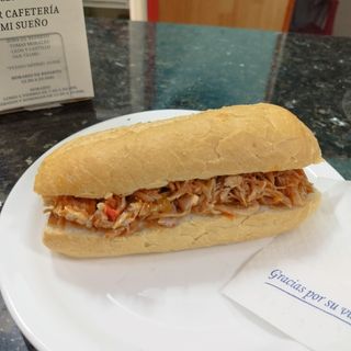 Bocadillo de pollo  mechado 