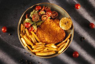 შნიცელი სალათას და კარტოფილი ფრის გარნირით