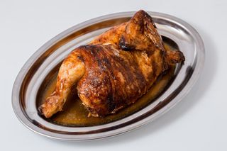 Pollo medio + patatas y lata