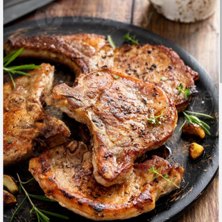 Deliciosas costeletas de porco na chapa