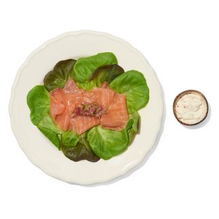 Salmón ahumado Carpier cortado a cuchillo sobre base de lechuga viva