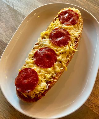 Zapiekanka z salami i serem